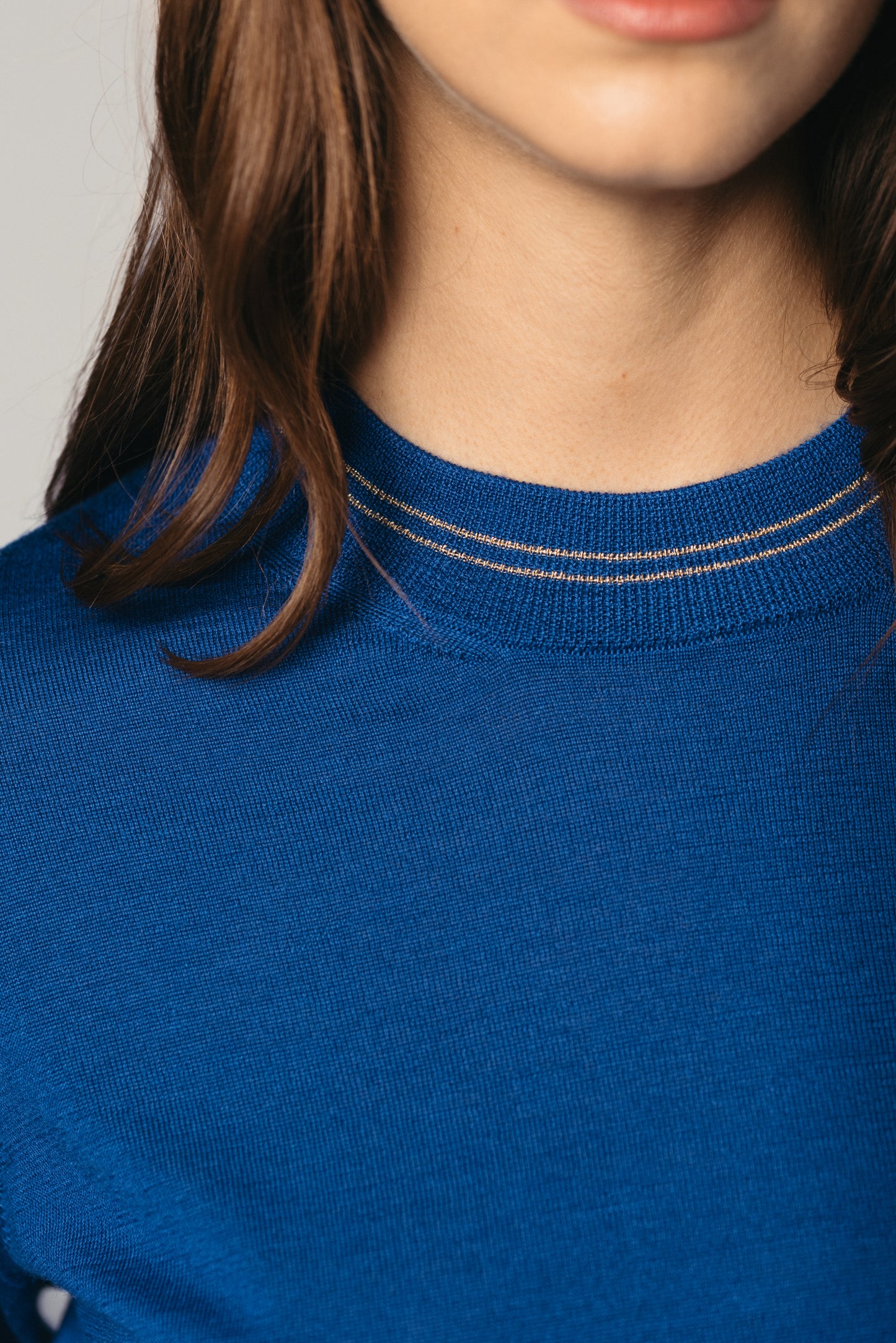 SHORT BLUE SWEATER